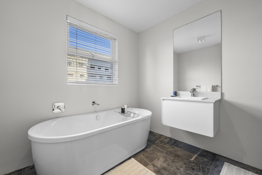 To Let 4 Bedroom Property for Rent in Sea Point Western Cape